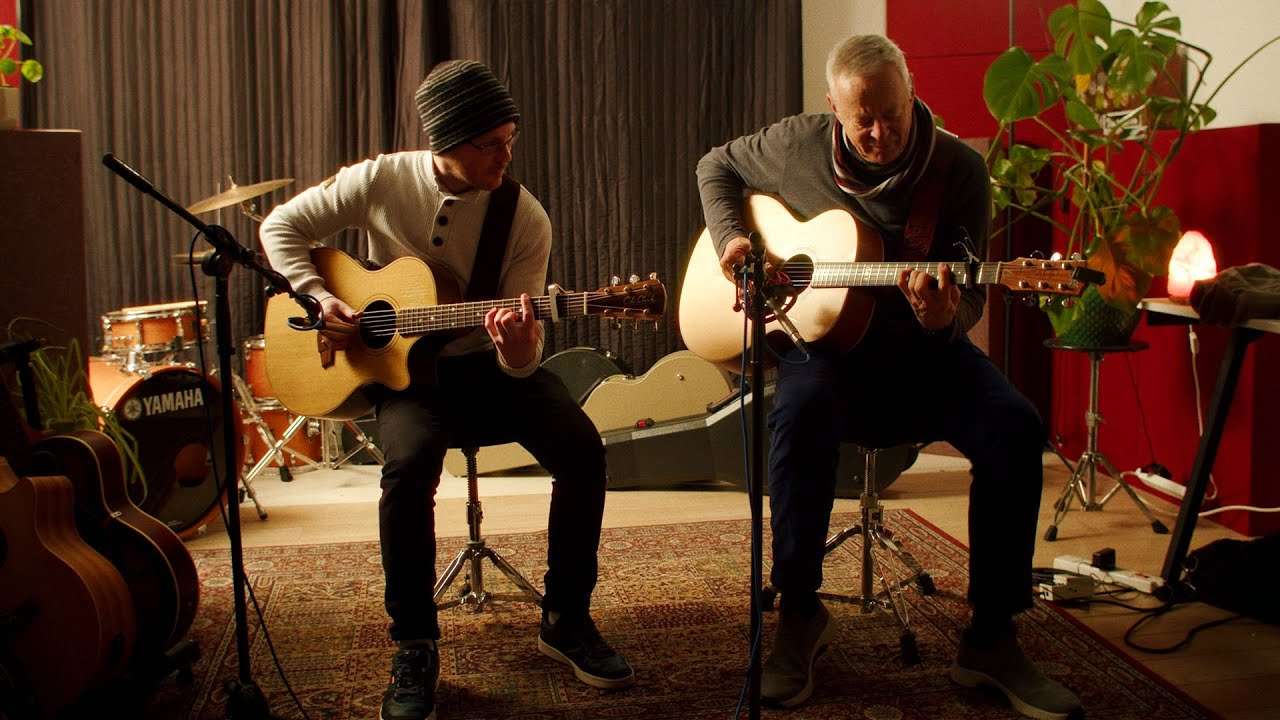 David Browne Murray playing guitar with Tommy Emmanuel